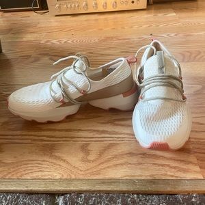 Sorel Kinetic Women’s Sneakers SIZE 7/7.5